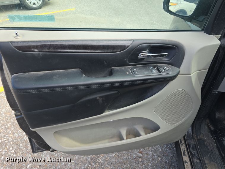 image for item LW9920 2016 Dodge Grand Caravan van