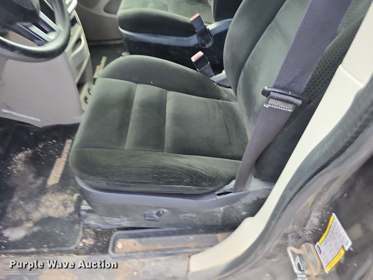 image for item LW9920 2016 Dodge Grand Caravan van