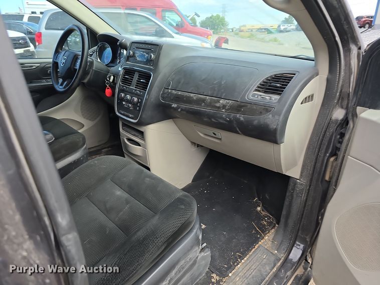 image for item LW9920 2016 Dodge Grand Caravan van