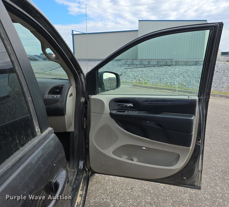 image for item LW9920 2016 Dodge Grand Caravan van