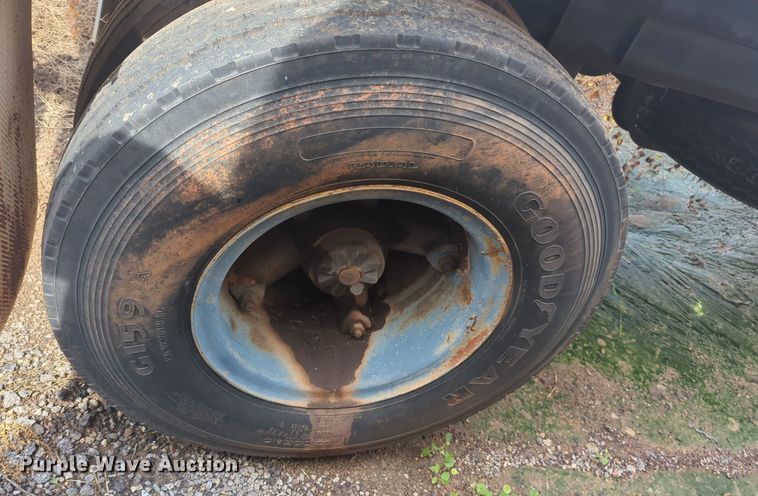 image for item LY9354 1986 Fruehauf FBXF132 dry van trailer