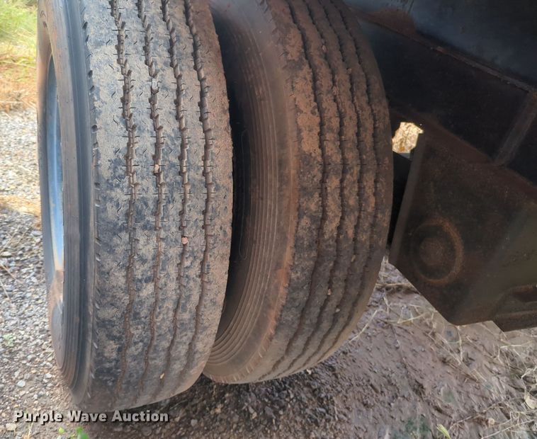 image for item LY9354 1986 Fruehauf FBXF132 dry van trailer