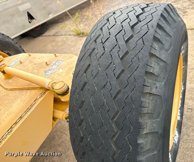 image for item MV9170 1992 Grove AMZ66 boom lift