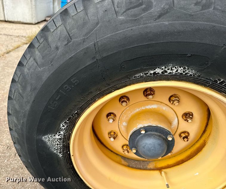 image for item MV9170 1992 Grove AMZ66 boom lift