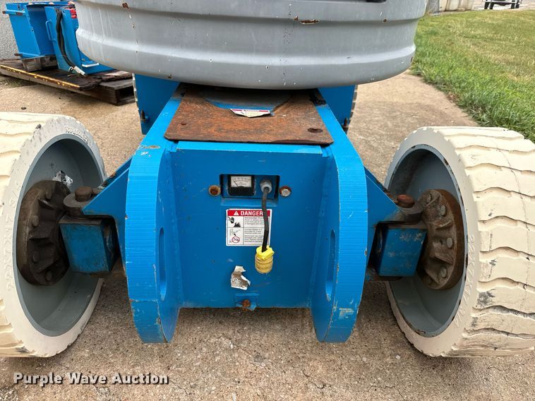 image for item MV9171 2010 Genie Z-30/20N boom lift