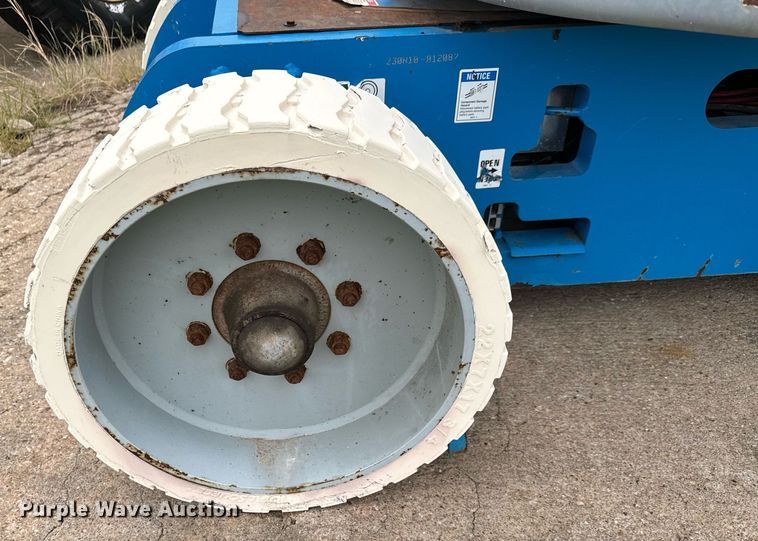 image for item MV9171 2010 Genie Z-30/20N boom lift