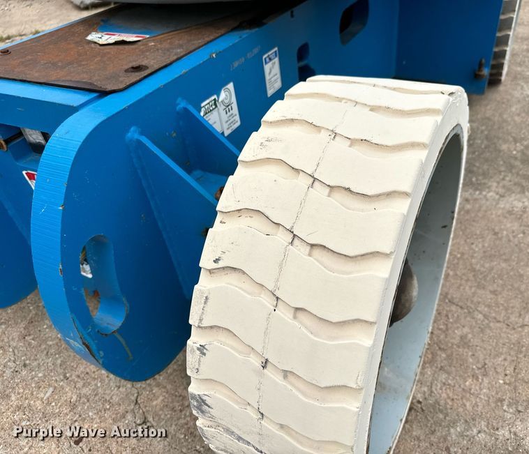 image for item MV9171 2010 Genie Z-30/20N boom lift