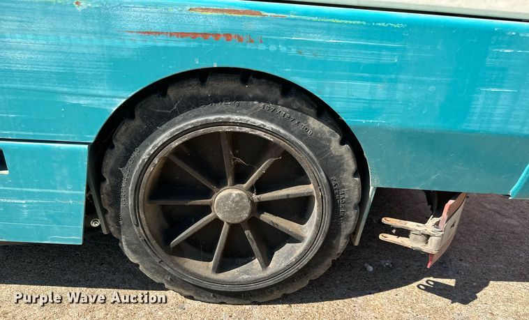 image for item MV9182 Tennant  7400 floor scrubber 