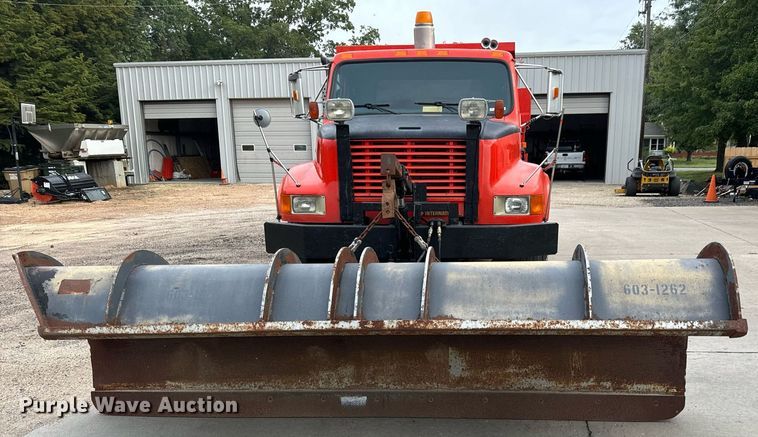 image for item MV9192 1993 International  4900 dump truck
