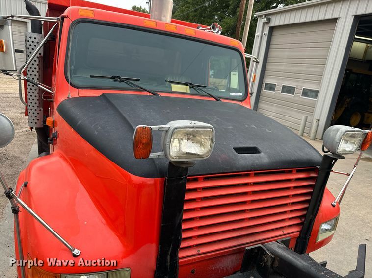 image for item MV9192 1993 International  4900 dump truck