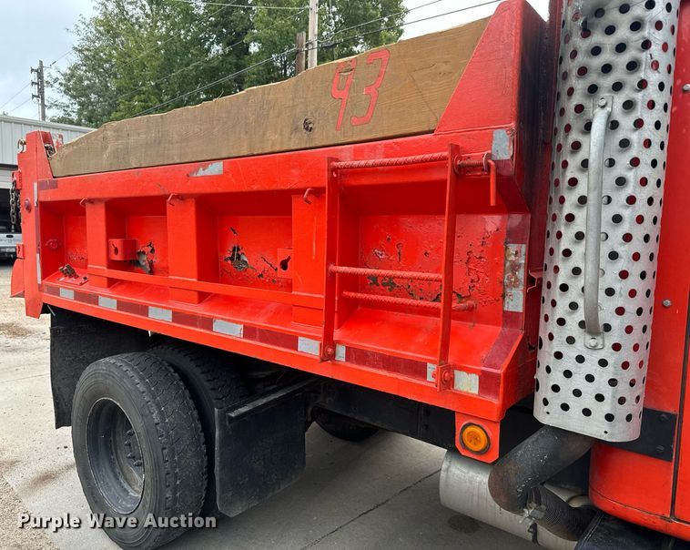 image for item MV9192 1993 International  4900 dump truck