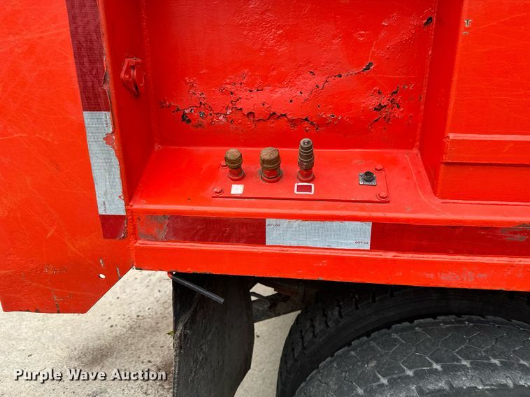 image for item MV9192 1993 International  4900 dump truck