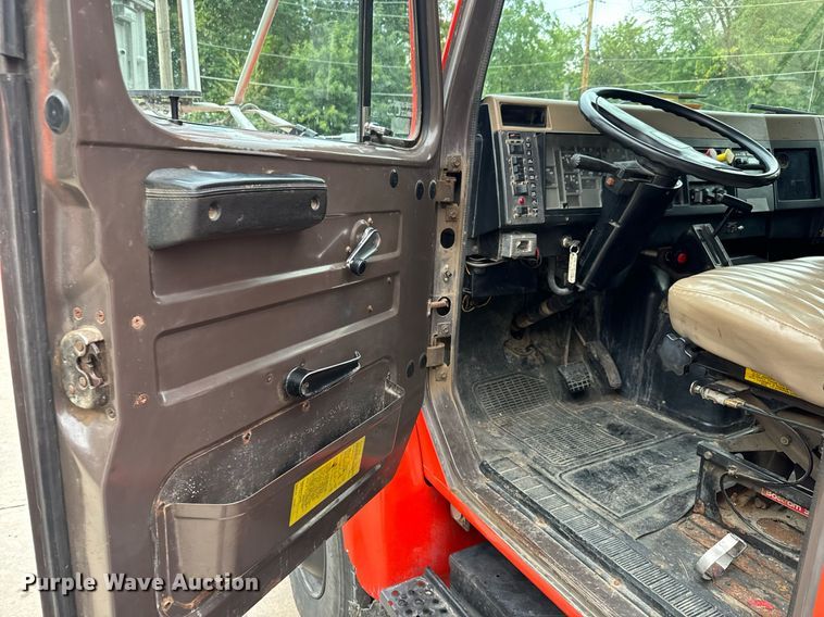 image for item MV9192 1993 International  4900 dump truck