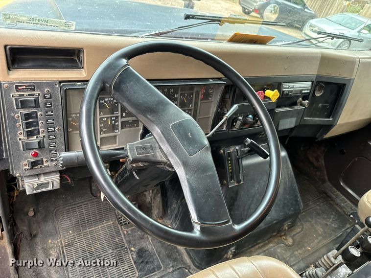 image for item MV9192 1993 International  4900 dump truck