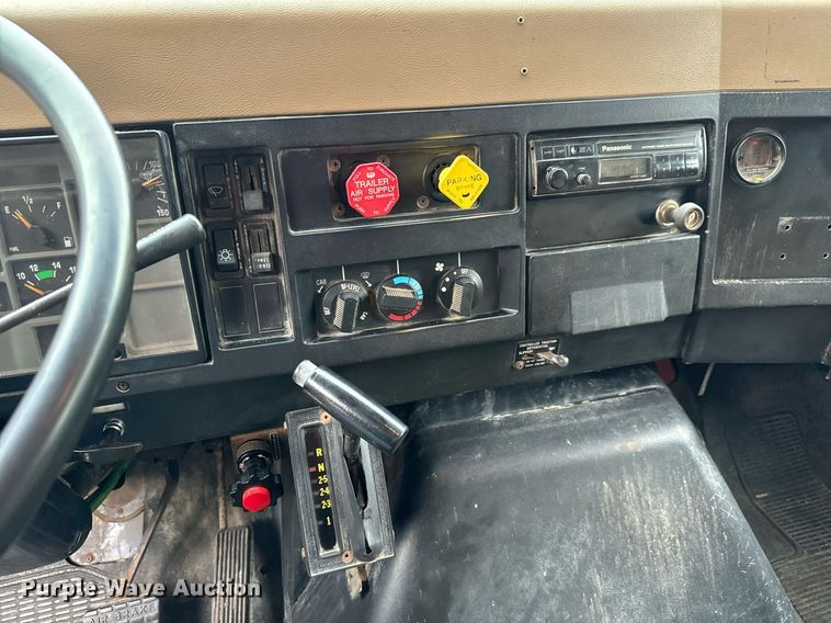 image for item MV9192 1993 International  4900 dump truck