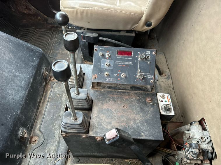 image for item MV9192 1993 International  4900 dump truck