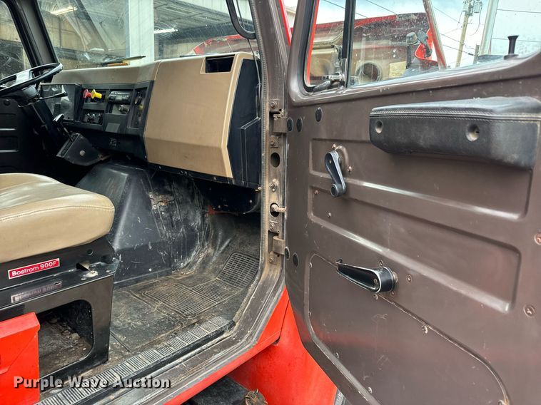 image for item MV9192 1993 International  4900 dump truck