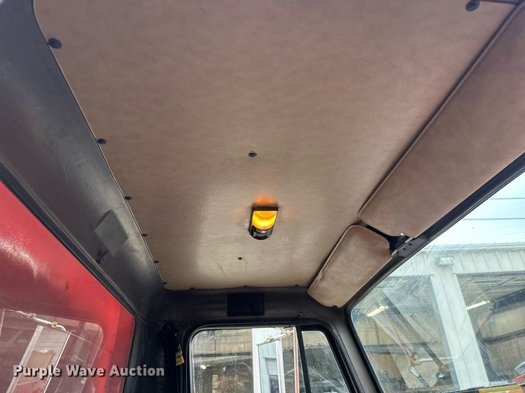 image for item MV9192 1993 International  4900 dump truck