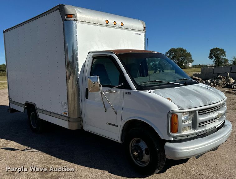 image for item MV9197 1999 Chevrolet  Express 3500 box truck