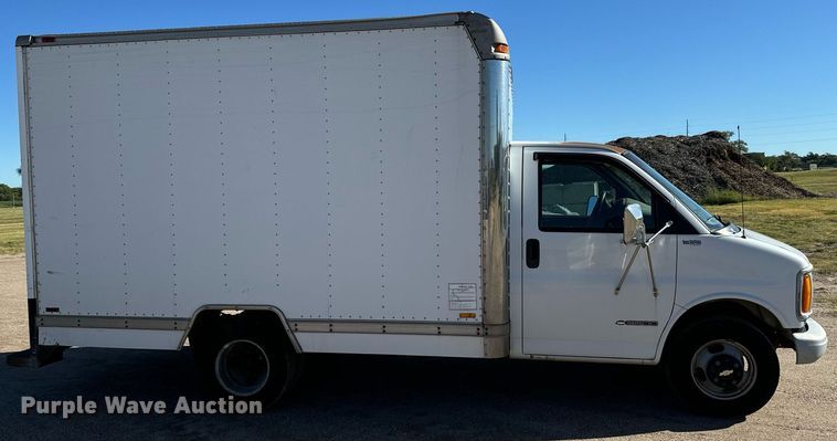 image for item MV9197 1999 Chevrolet  Express 3500 box truck