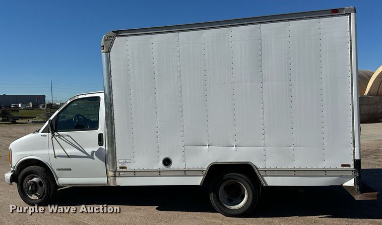image for item MV9197 1999 Chevrolet  Express 3500 box truck