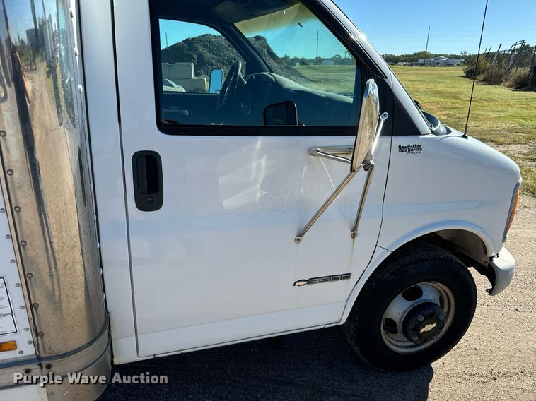 image for item MV9197 1999 Chevrolet  Express 3500 box truck