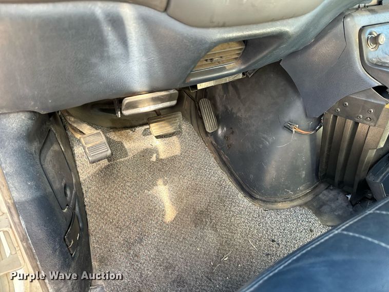 image for item MV9197 1999 Chevrolet  Express 3500 box truck