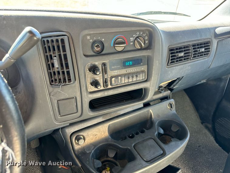 image for item MV9197 1999 Chevrolet  Express 3500 box truck