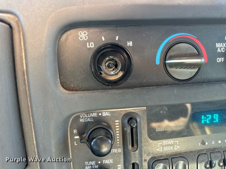 image for item MV9197 1999 Chevrolet  Express 3500 box truck