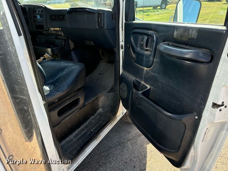 image for item MV9197 1999 Chevrolet  Express 3500 box truck