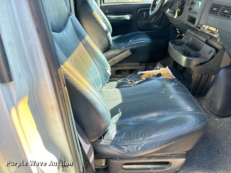 image for item MV9197 1999 Chevrolet  Express 3500 box truck