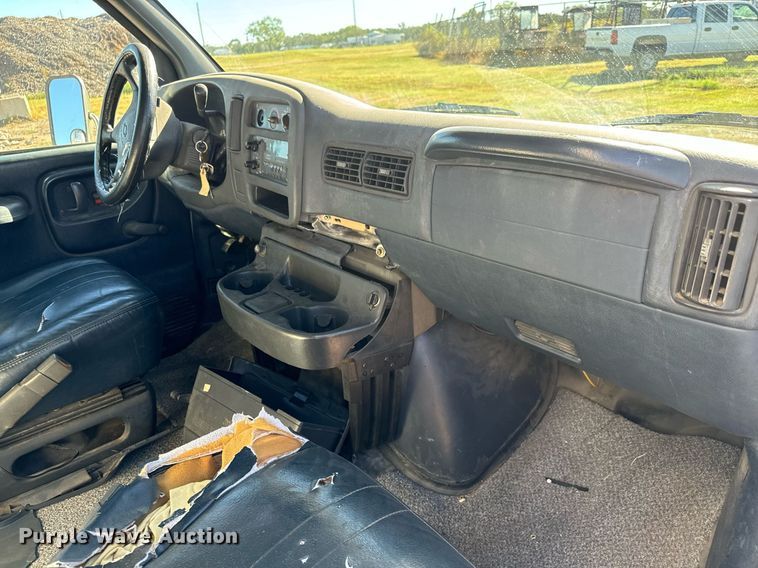 image for item MV9197 1999 Chevrolet  Express 3500 box truck