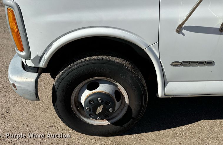 image for item MV9197 1999 Chevrolet  Express 3500 box truck