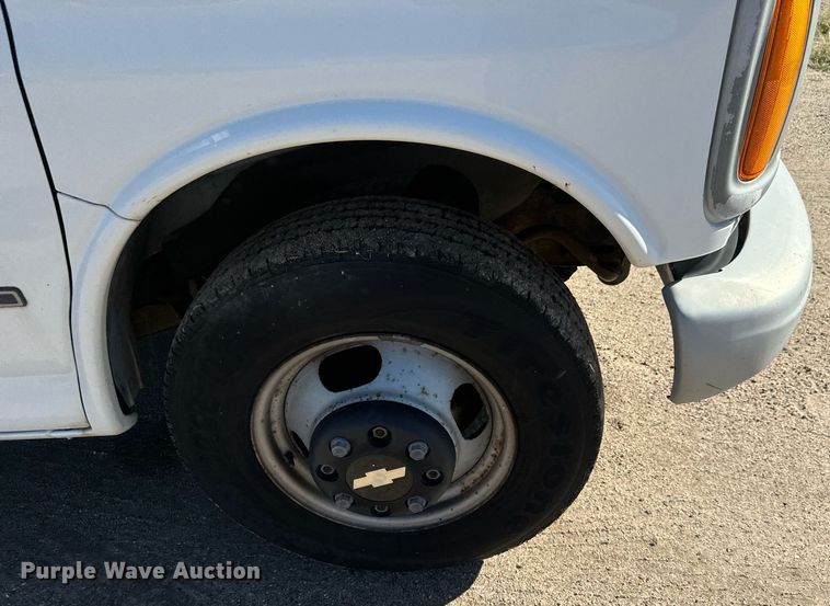 image for item MV9197 1999 Chevrolet  Express 3500 box truck