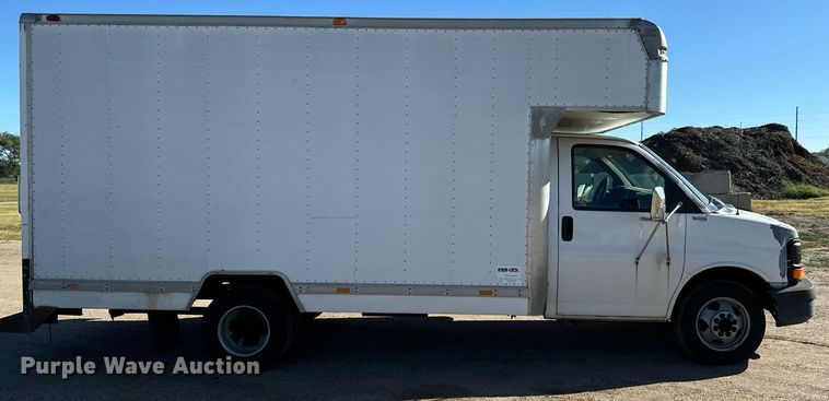 image for item MV9198 2003 Chevrolet Express 3500 box truck