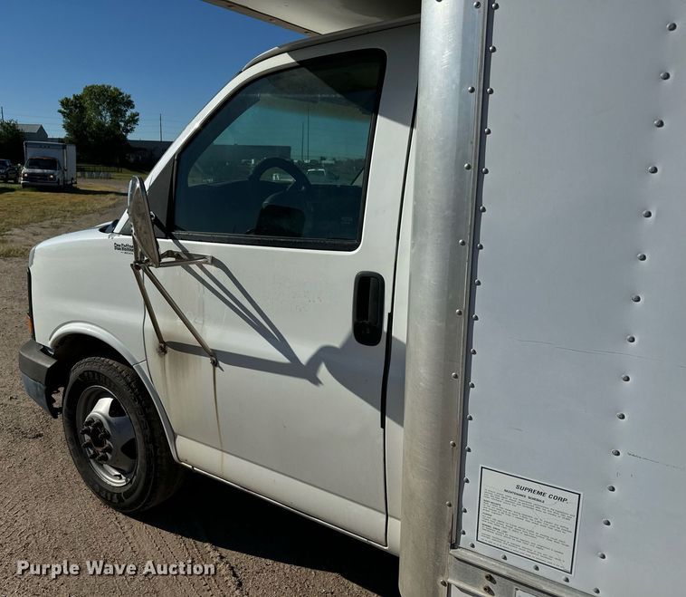 image for item MV9198 2003 Chevrolet Express 3500 box truck