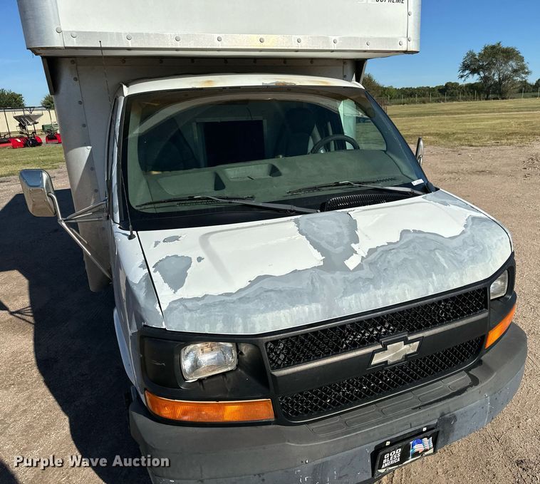 image for item MV9198 2003 Chevrolet Express 3500 box truck