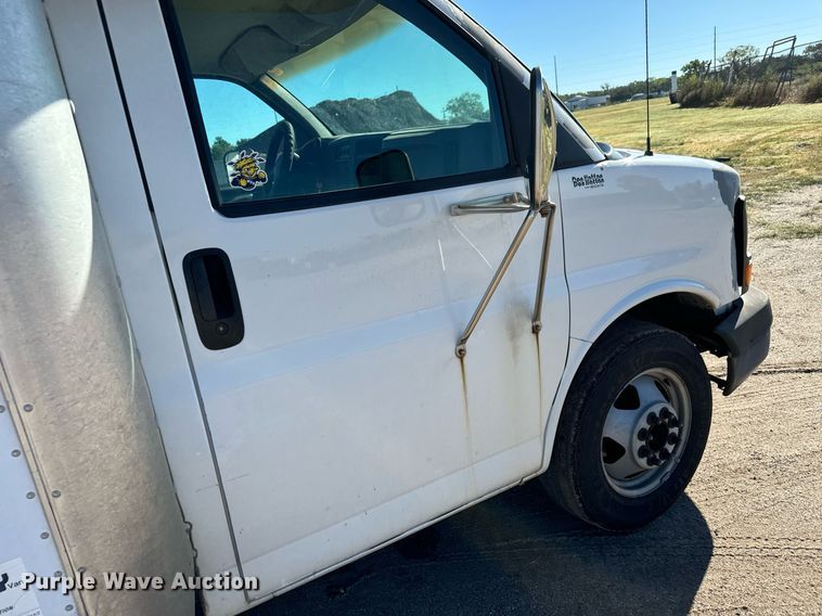 image for item MV9198 2003 Chevrolet Express 3500 box truck