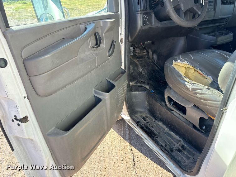 image for item MV9198 2003 Chevrolet Express 3500 box truck