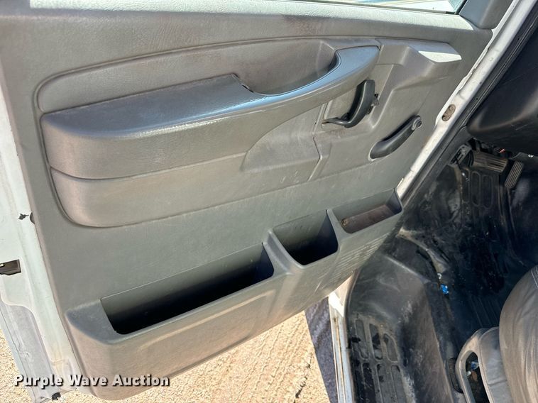 image for item MV9198 2003 Chevrolet Express 3500 box truck