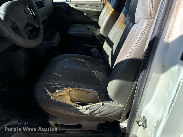 image for item MV9198 2003 Chevrolet Express 3500 box truck