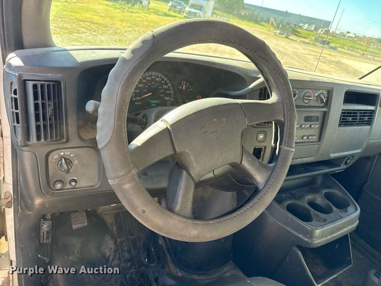 image for item MV9198 2003 Chevrolet Express 3500 box truck