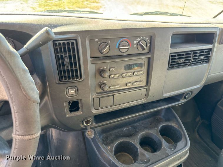 image for item MV9198 2003 Chevrolet Express 3500 box truck