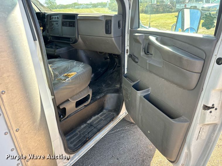 image for item MV9198 2003 Chevrolet Express 3500 box truck