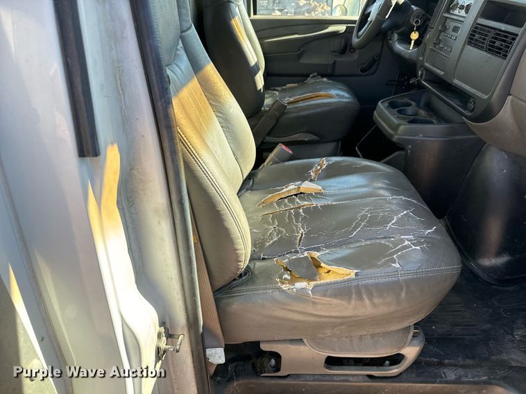 image for item MV9198 2003 Chevrolet Express 3500 box truck