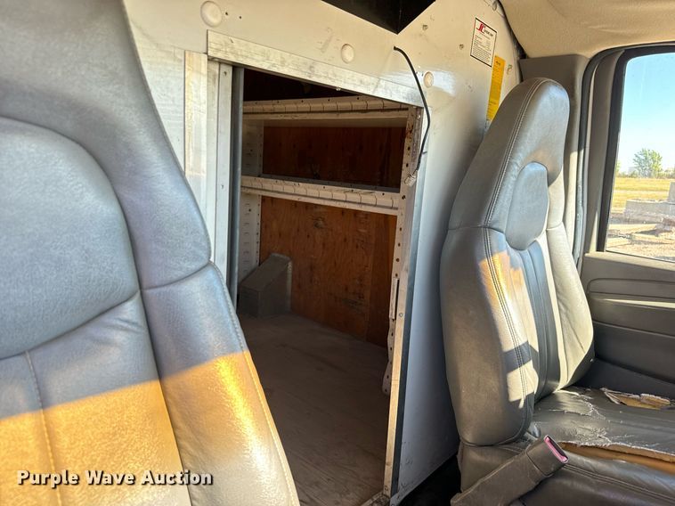 image for item MV9198 2003 Chevrolet Express 3500 box truck