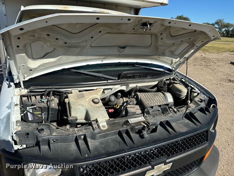 image for item MV9198 2003 Chevrolet Express 3500 box truck