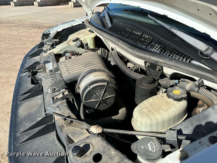 image for item MV9198 2003 Chevrolet Express 3500 box truck