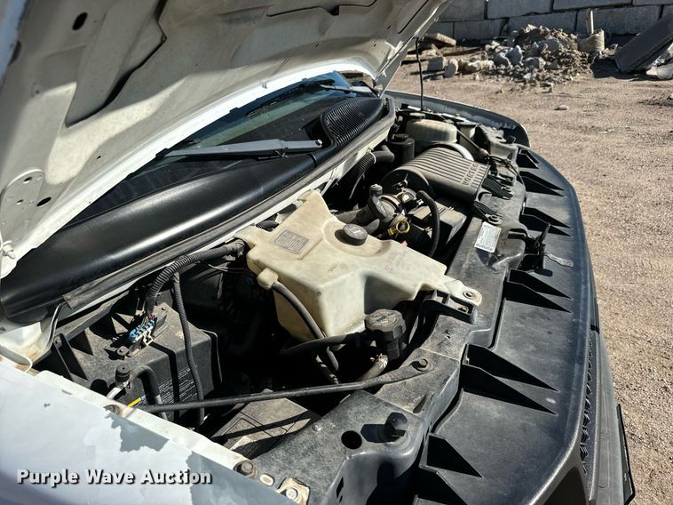 image for item MV9198 2003 Chevrolet Express 3500 box truck