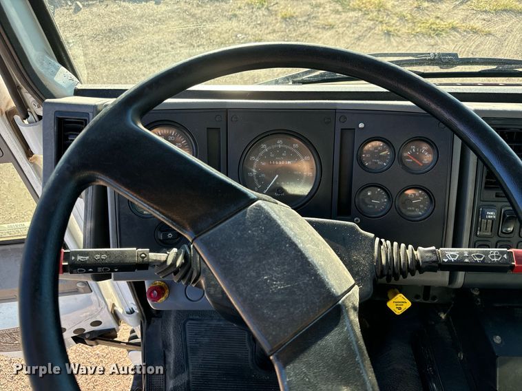 image for item MV9199 2003 Freightliner FC70 box truck